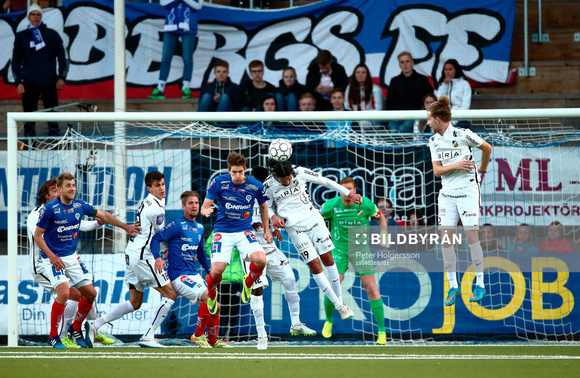 Åtvidabergs Victor Sköld och Häckens Leonard Zuta