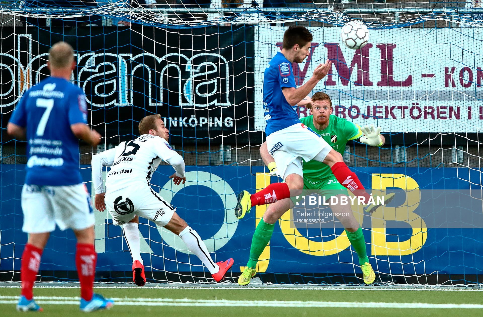 Åtvidabergs Victor Sköld och Häckens Målvakt Christoffer Källqvist under fotbollsmatchen i Allsvenskan mellan Åtvidaberg och Häcken den 03 juni 2015 i Åtvidaberg.