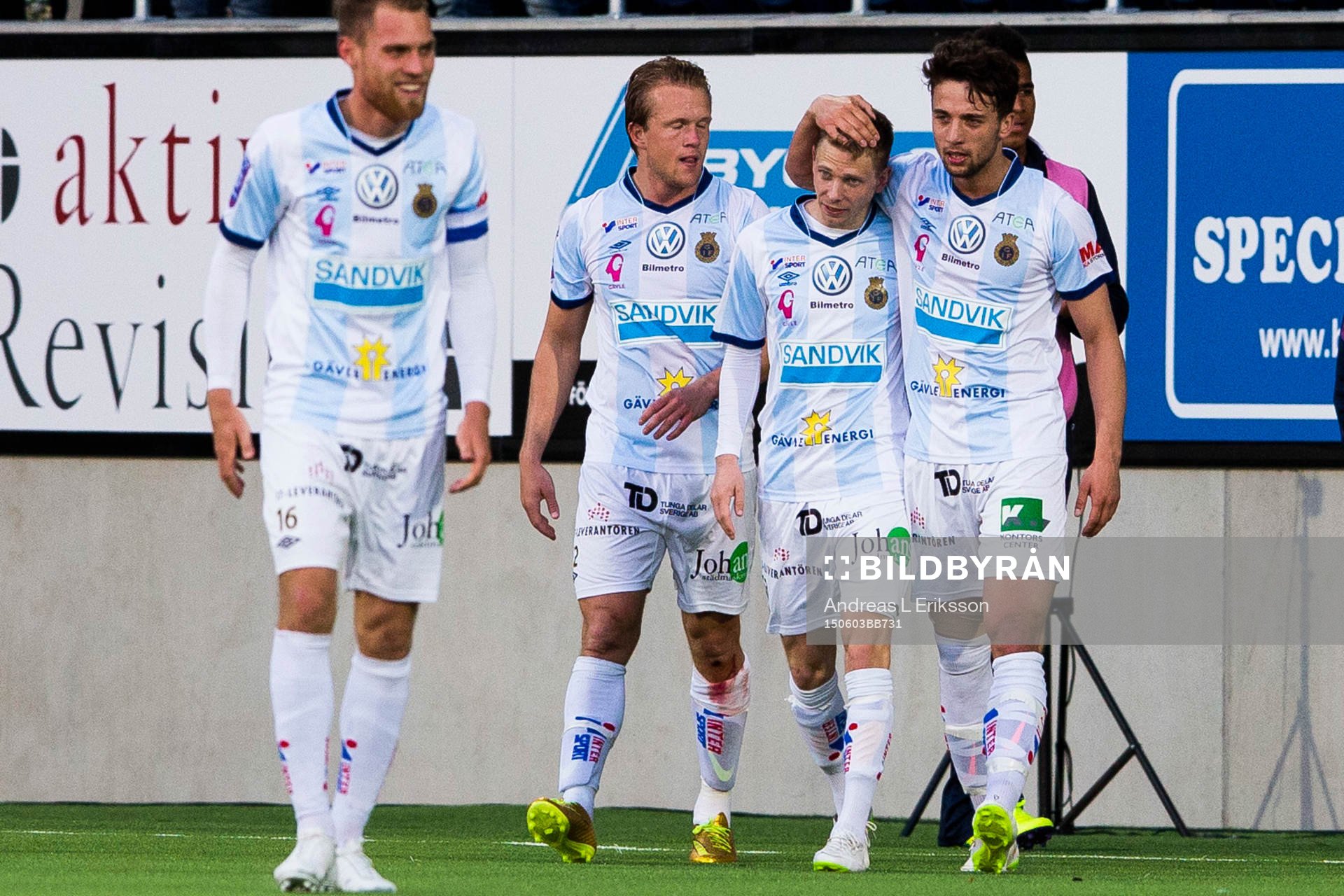Gefles Johan Bertilsson gratuleras