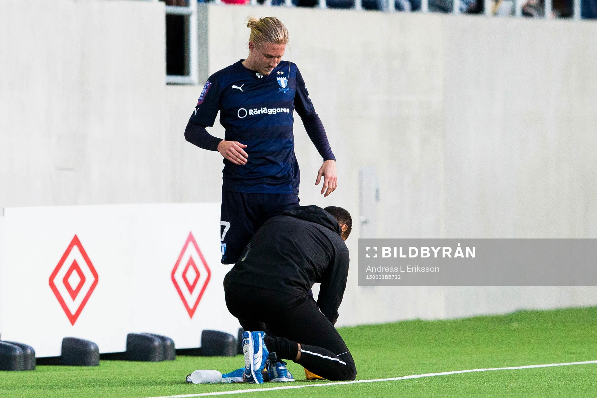 Malmö FFs Simon Kroon tvingas bryta fotbollsmatchen i Allsvenskan mellan Gefle och Malmö FF den 3 juni 2015 i Gävle.