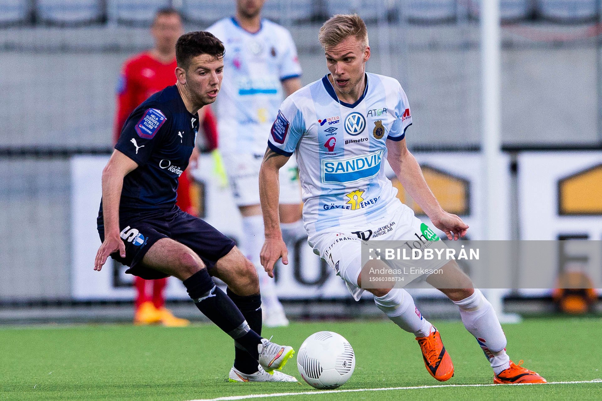 Malmö FFs Erdal Rakip i kamp om bollen med Gefles Robin Nilsson under fotbollsmatchen i Allsvenskan mellan Gefle och Malmö FF den 3 juni 2015 i Gävle.