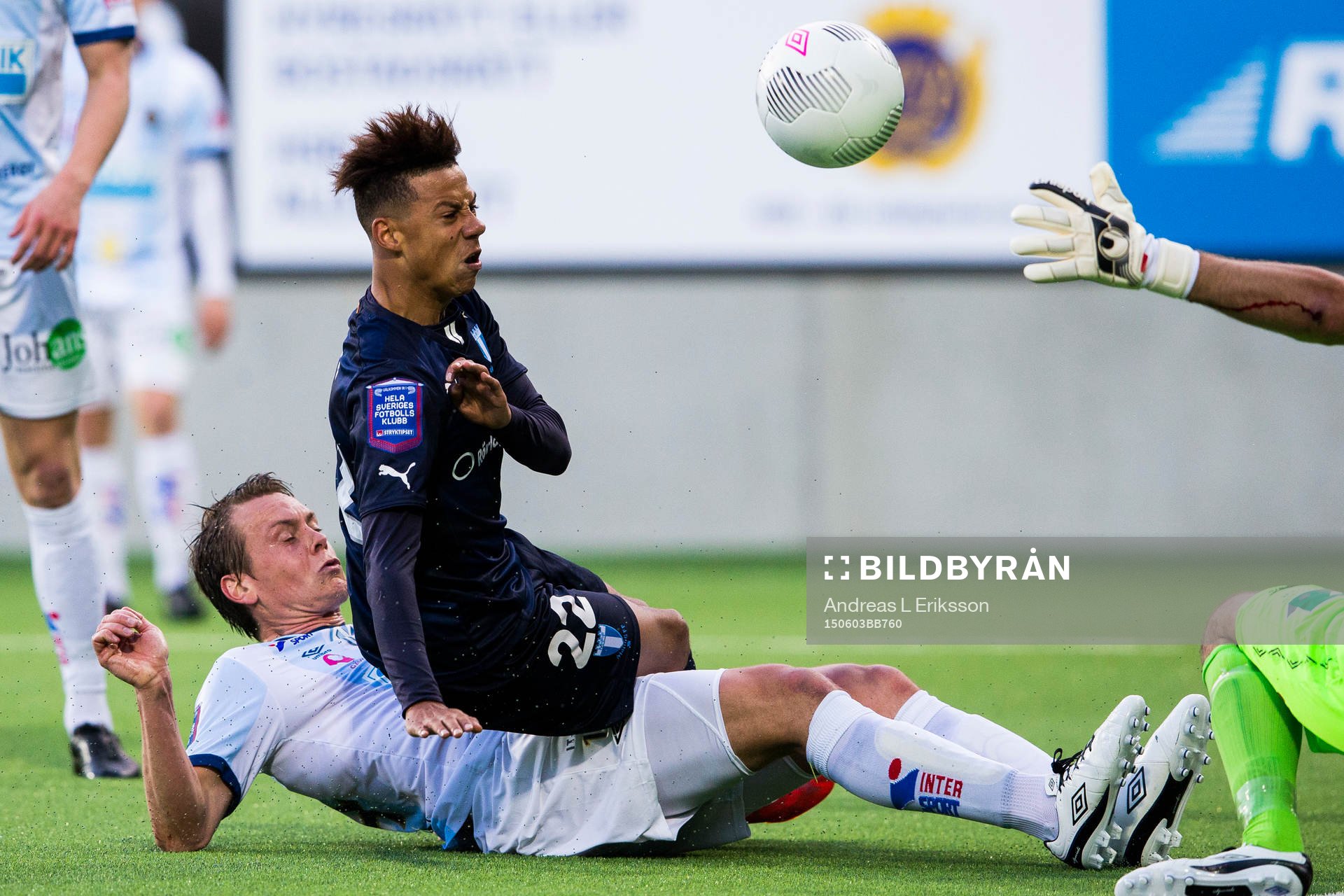 Gefles Jens Portin försvarar sig mot Malmö FFs Tobias Sana