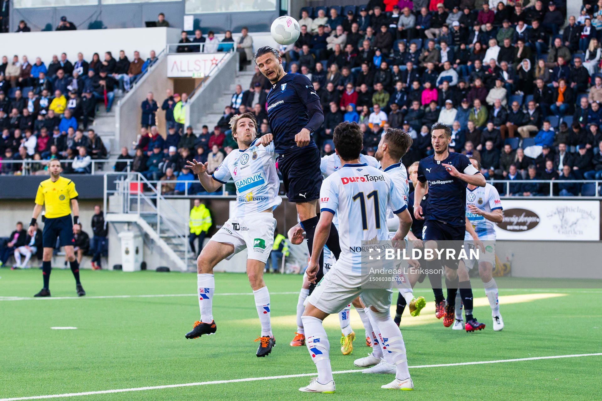 Malmö FFs Erik Johansson når högst med en nick på en hörna under fotbollsmatchen i Allsvenskan mellan Gefle och Malmö FF den 3 juni 2015 i Gävle.