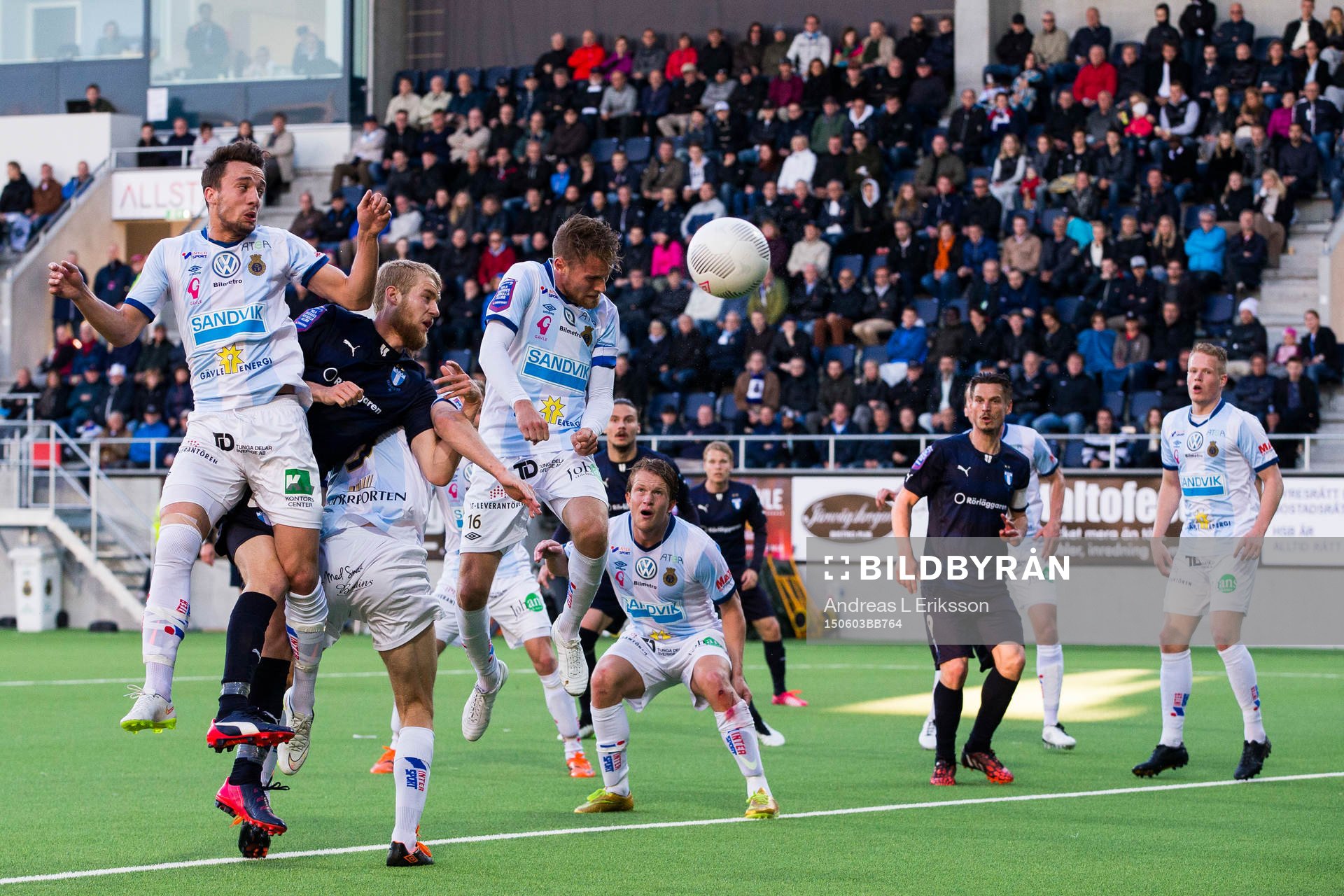Gefles David Fällman nickar undan bollen