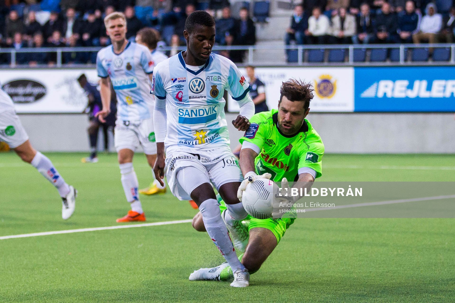 Gefles Tshutshu Tshakasua Wa och målvakt Emil Hedvall går