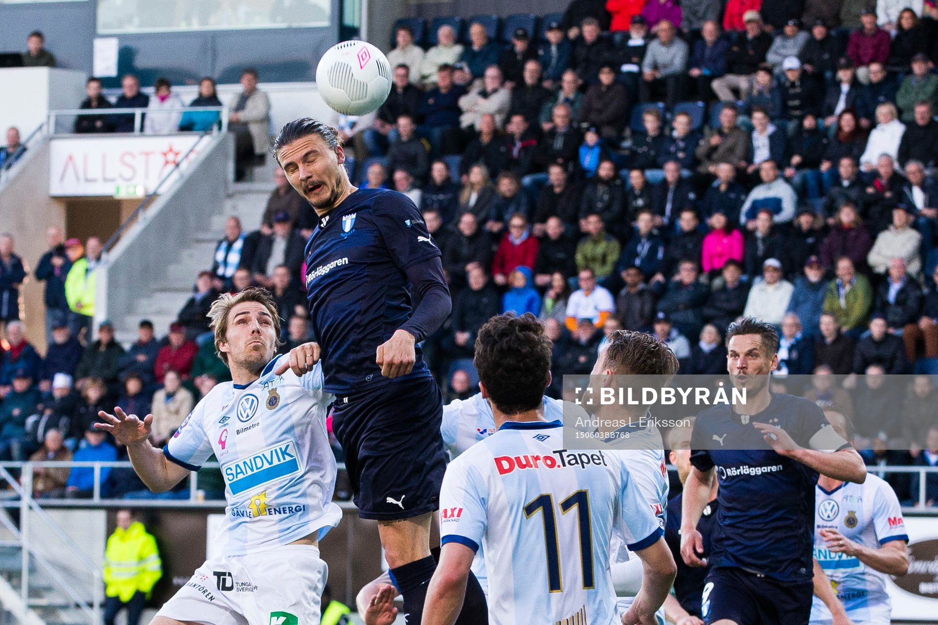 Malmö FFs Erik Johansson når högst med en nick på en