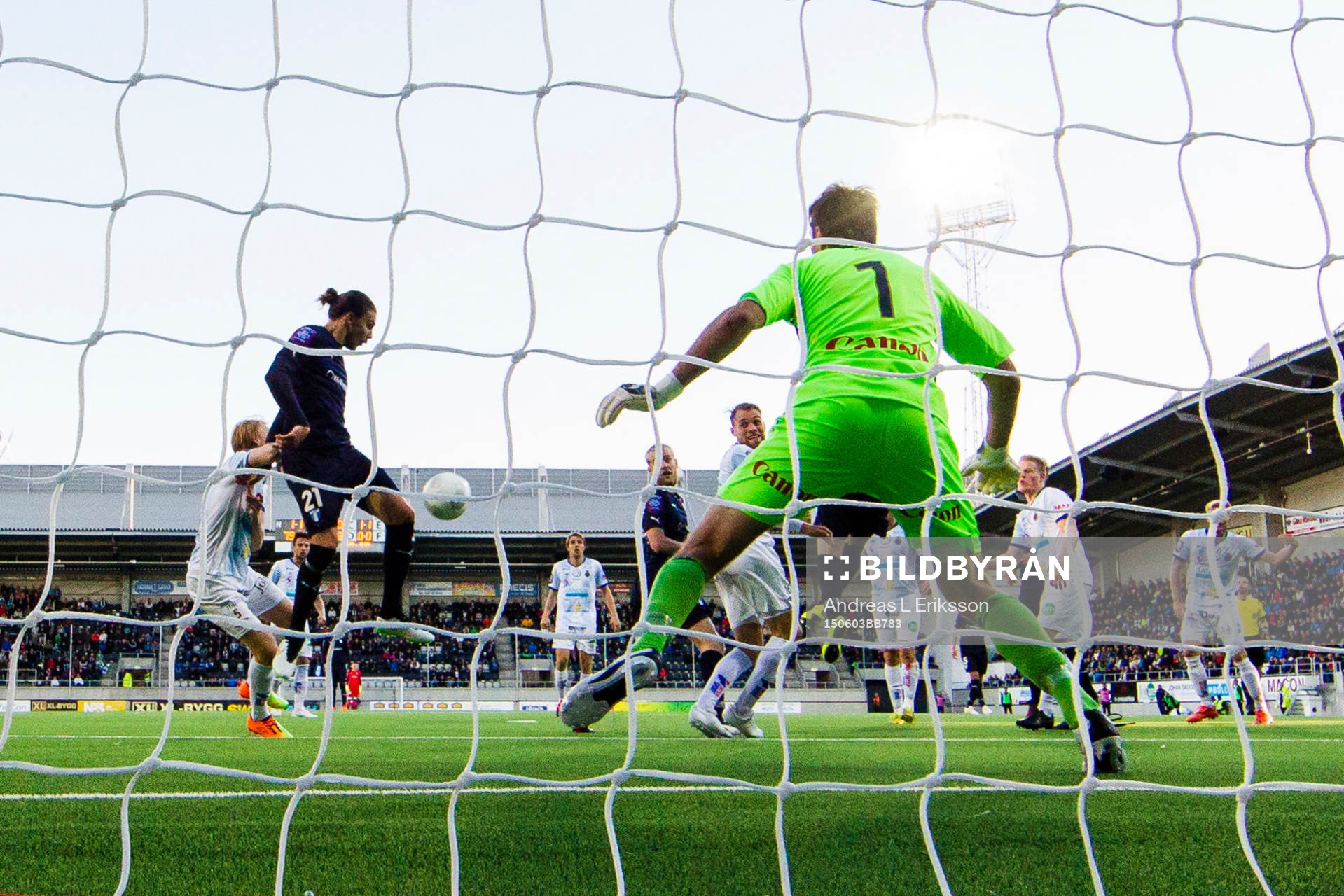 Malmö FFs Erik Johansson gör 2-1 för Malmö FF bakom