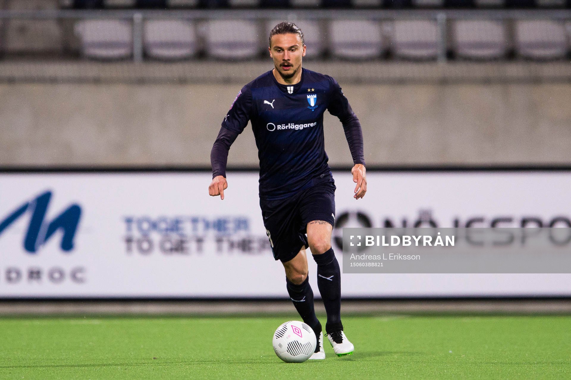 Malmö FFs Erik Johansson med bollen