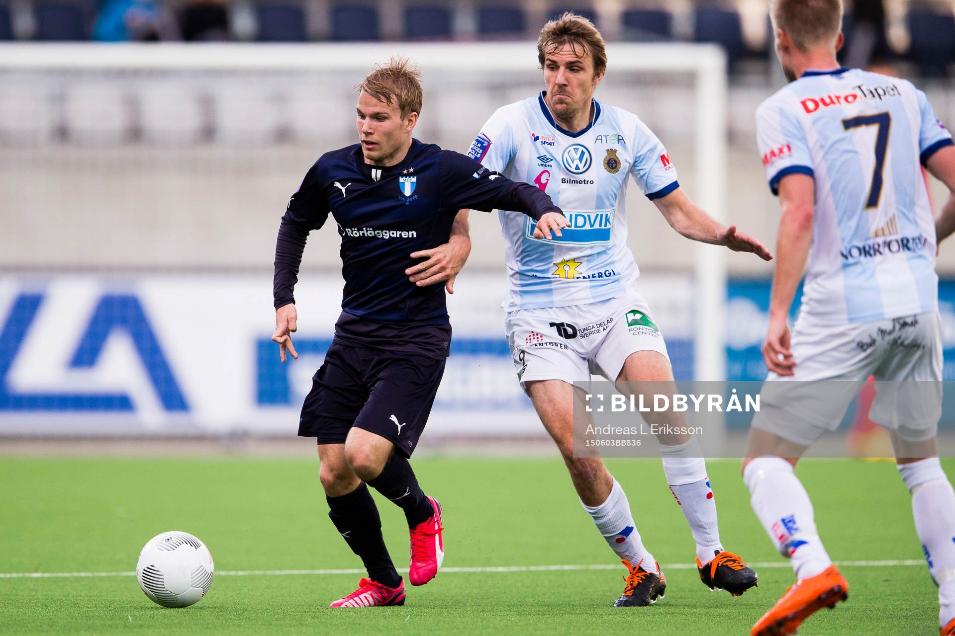 Malmö FFs Oscar Lewicki och Gefles Johan Oremo under fotbollsmatchen i Allsvenskan mellan Gefle och Malmö FF den 3 juni 2015 i Gävle.