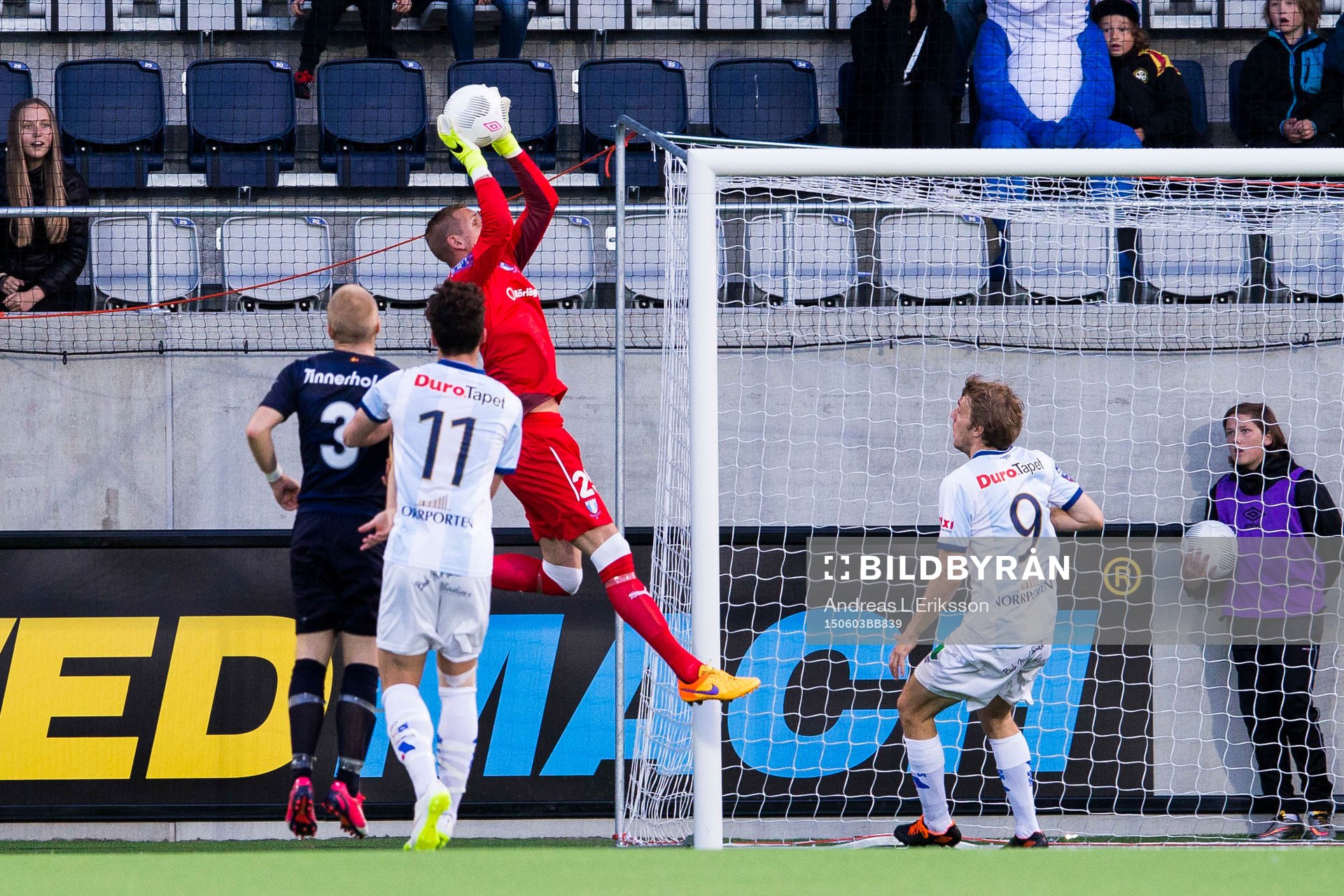 Malmö FFs målvakt Robin Olsen plockar ner bollen
