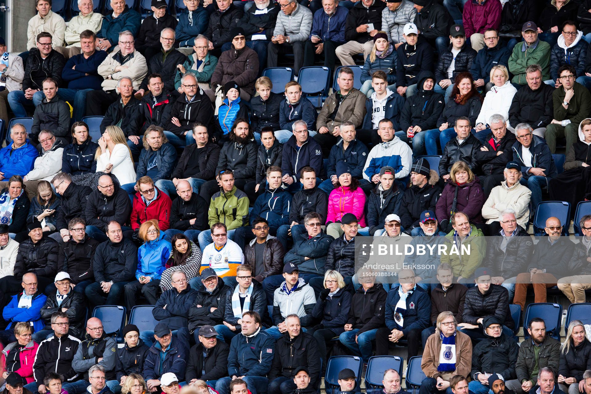 Publken följer fotbollsmatchen i Allsvenskan mellan Gefle