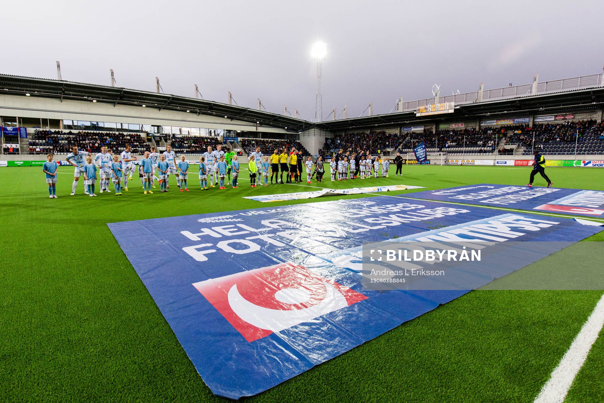 Spelarna ställer upp innan fotbollsmatchen i Allsvenskan
