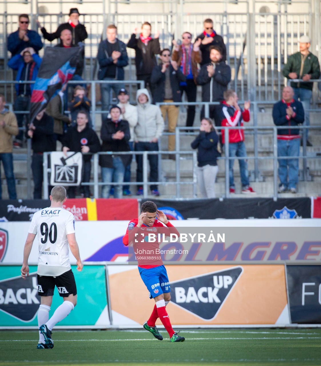 Helsingborgs Jordan Larsson deppar framför Helsingborgs