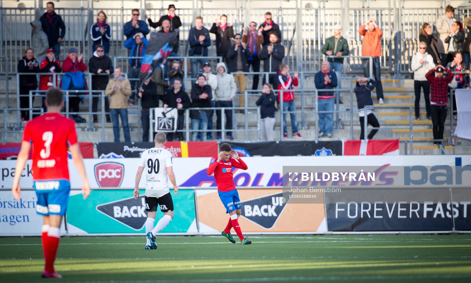 Helsingborgs Jordan Larsson deppar framför Helsingborgs