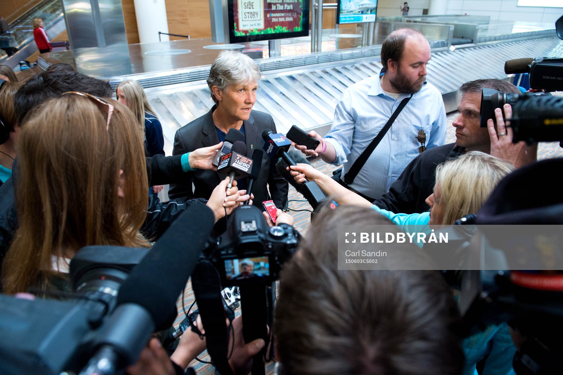 Sveriges förbundskapten Pia Sundhage blir intervjuad när