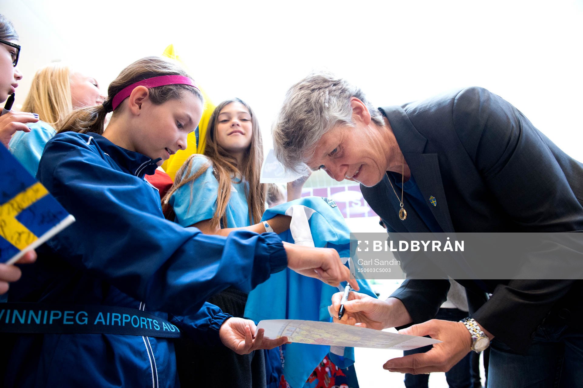 Sveriges förbundskapten Pia Sundhage skriver autografer