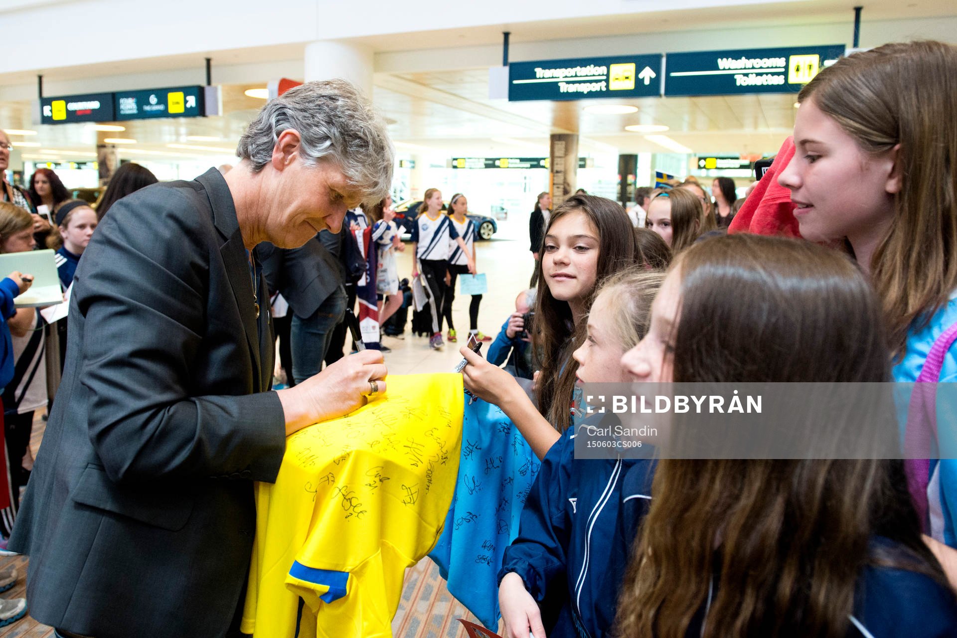 Sveriges förbundskapten Pia Sundhage skriver autografer