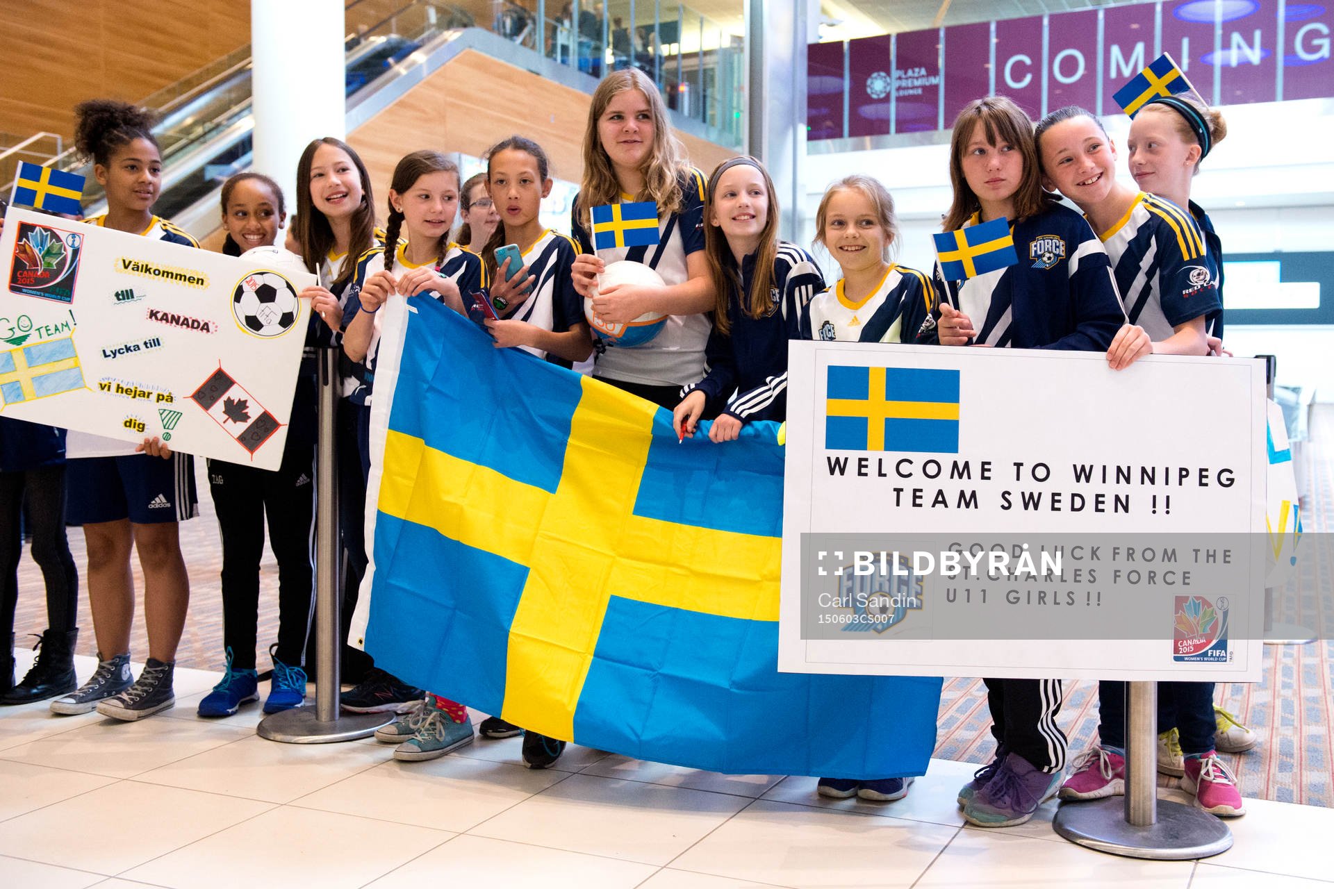 Supportrar väntar på det Svenska laget som