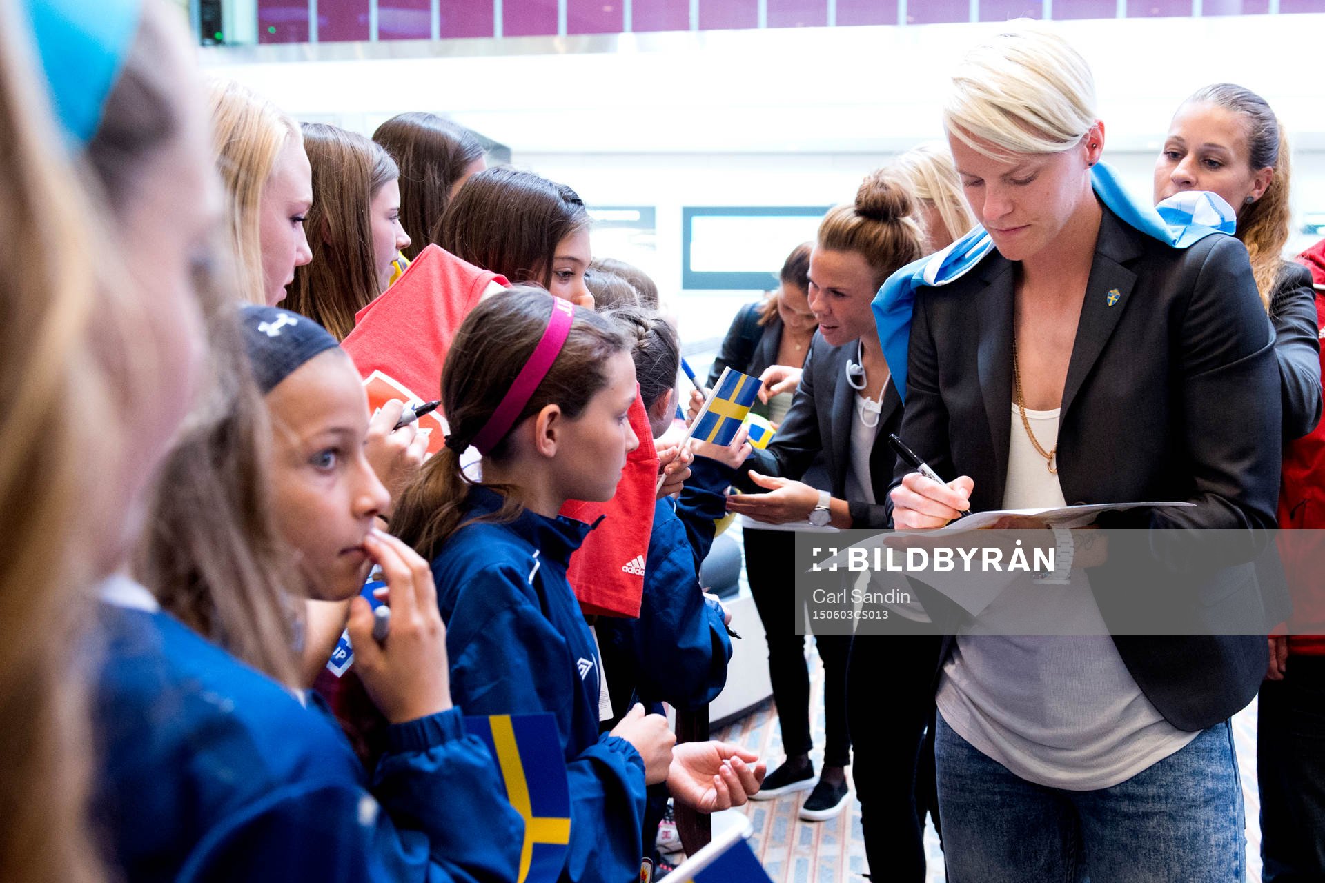 Sveriges Nilla Fischer skriver autografer när laget