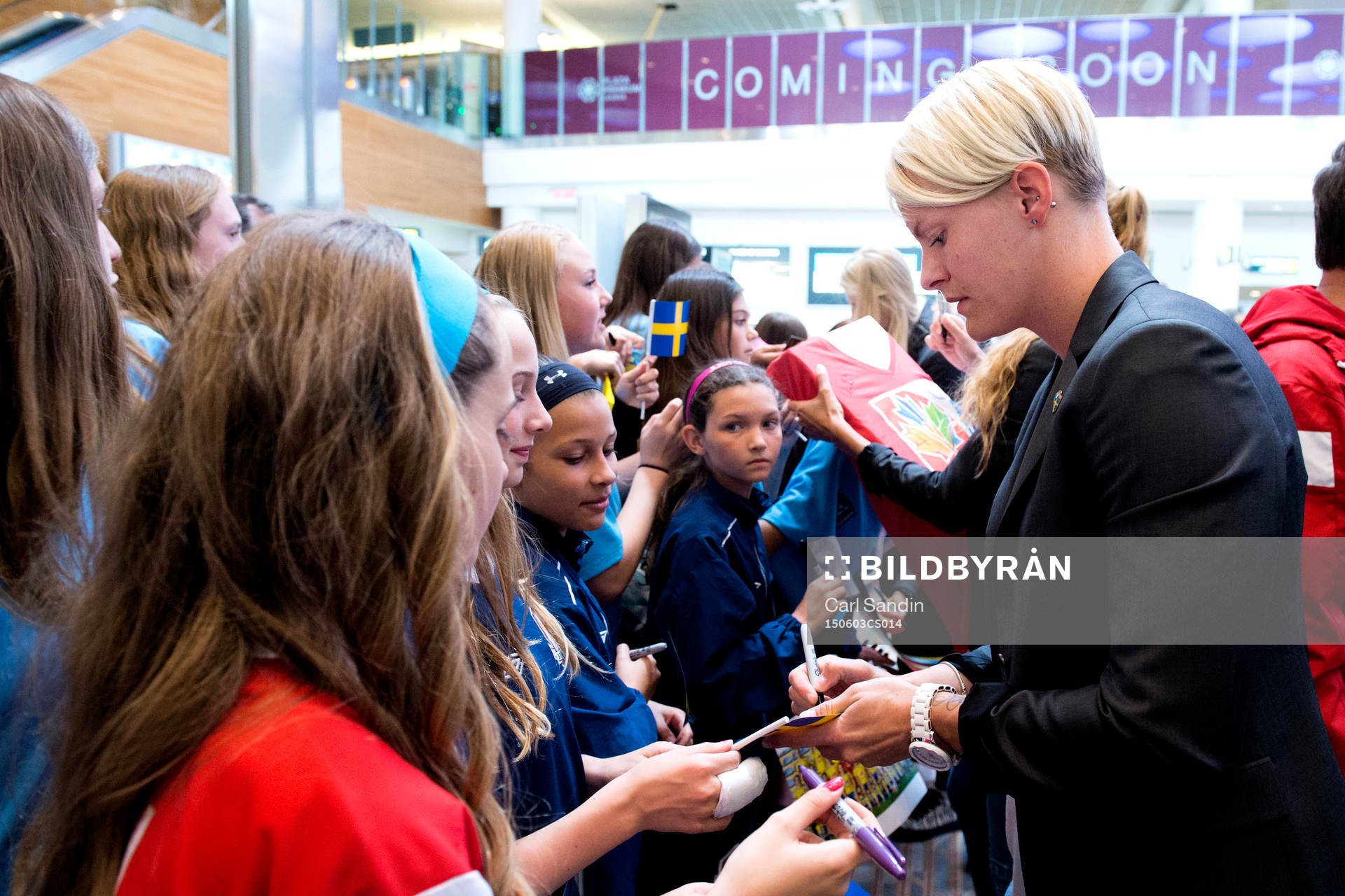 Sveriges Nilla Fischer skriver autografer när laget