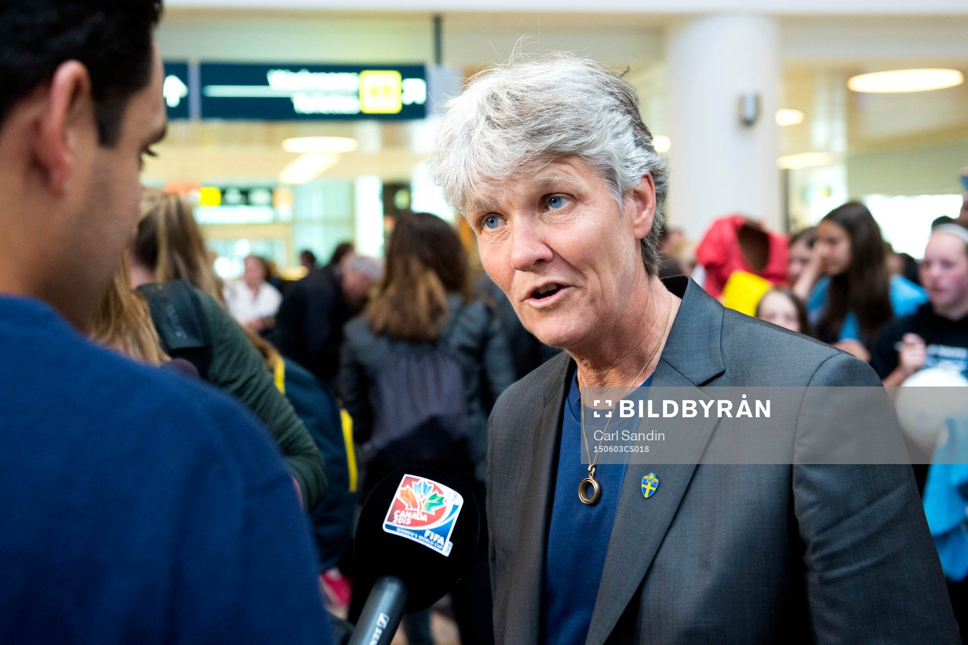 Sveriges förbundskapten Pia Sundhage blir intervjuad när