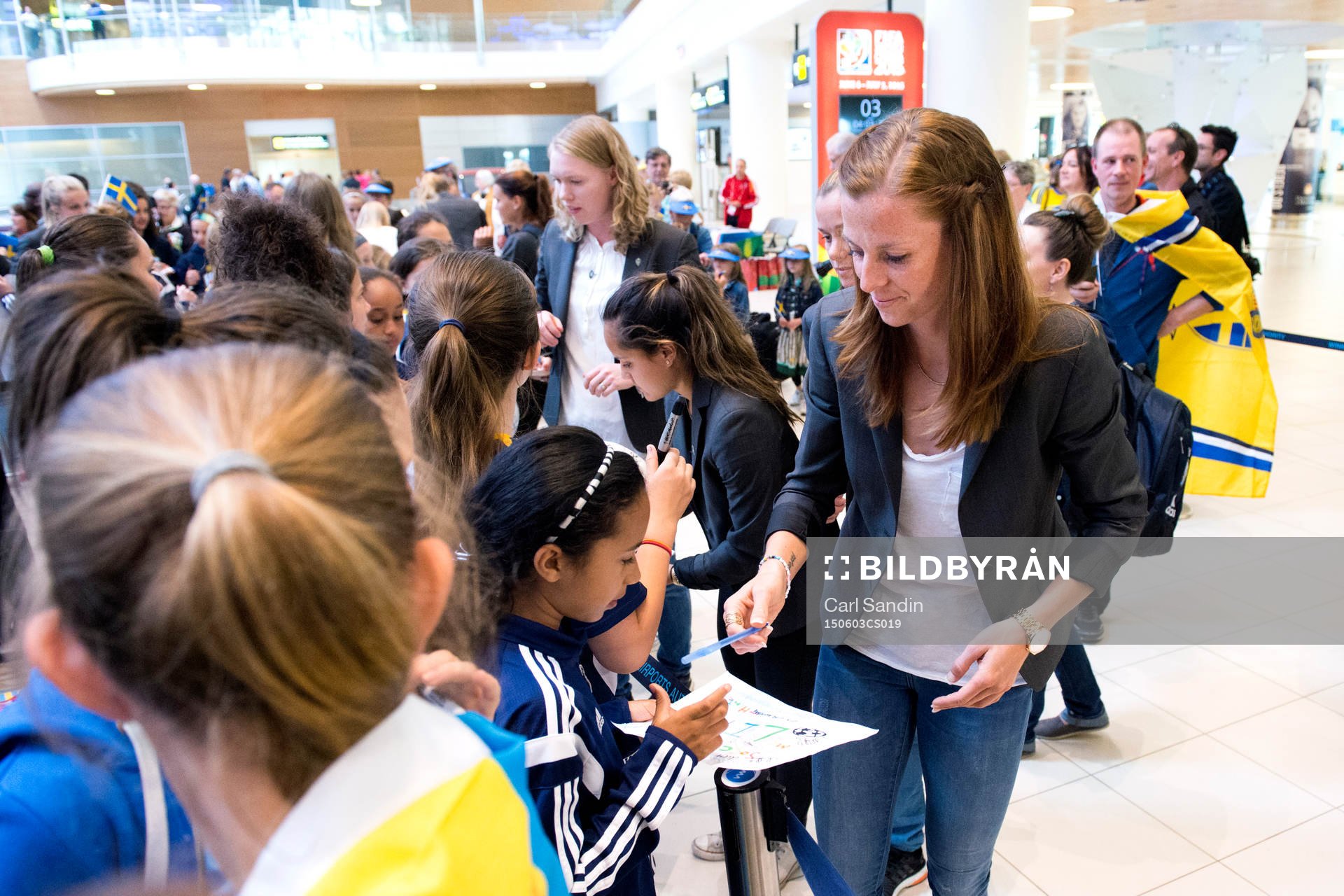 Sveriges Lotta Schelin skriver autografer när laget