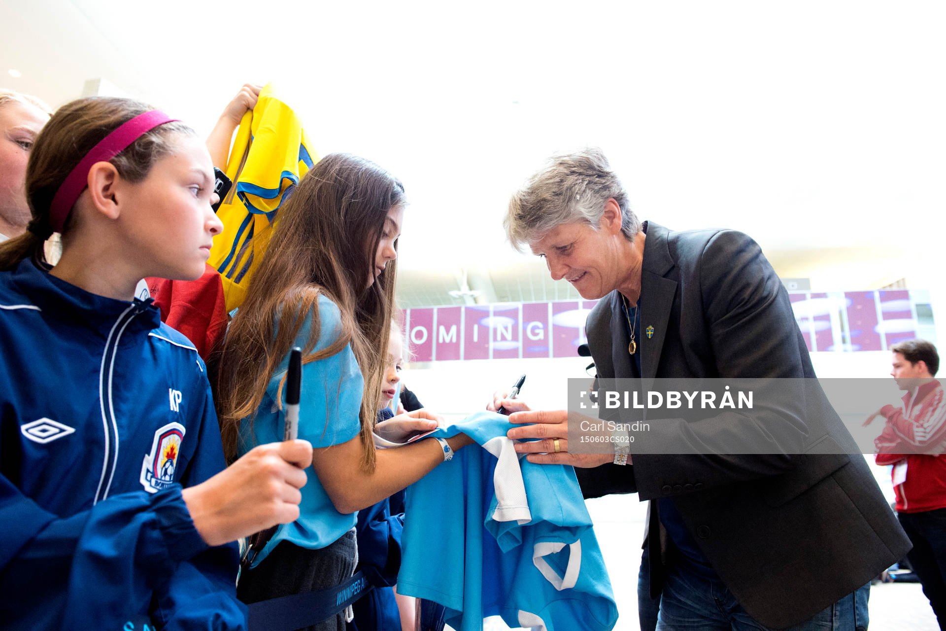 Sveriges förbundskapten Pia Sundhage skriver autografer