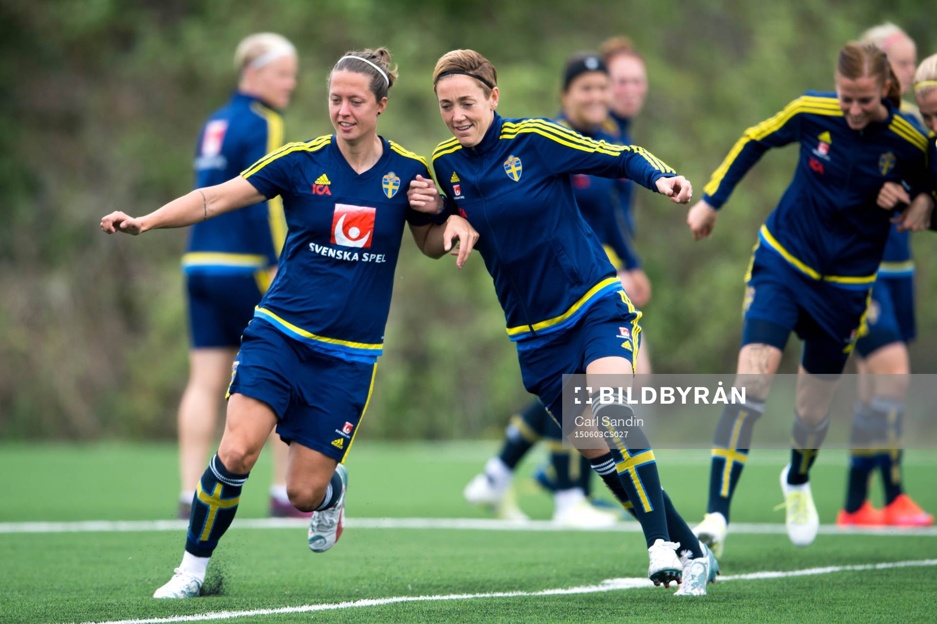 Sveriges Lina Nilsson och Therese Sjögran  under en träning med landslaget den 3 juni 2015 i Winnipeg.