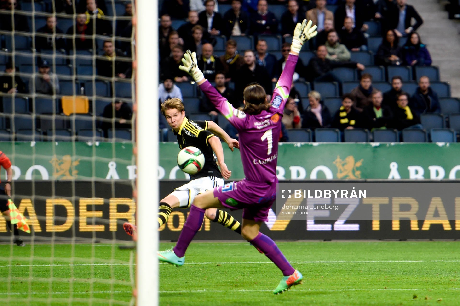 s Johan Blomberg gör 2-2 bakom Falkenbergs målvakt Otto