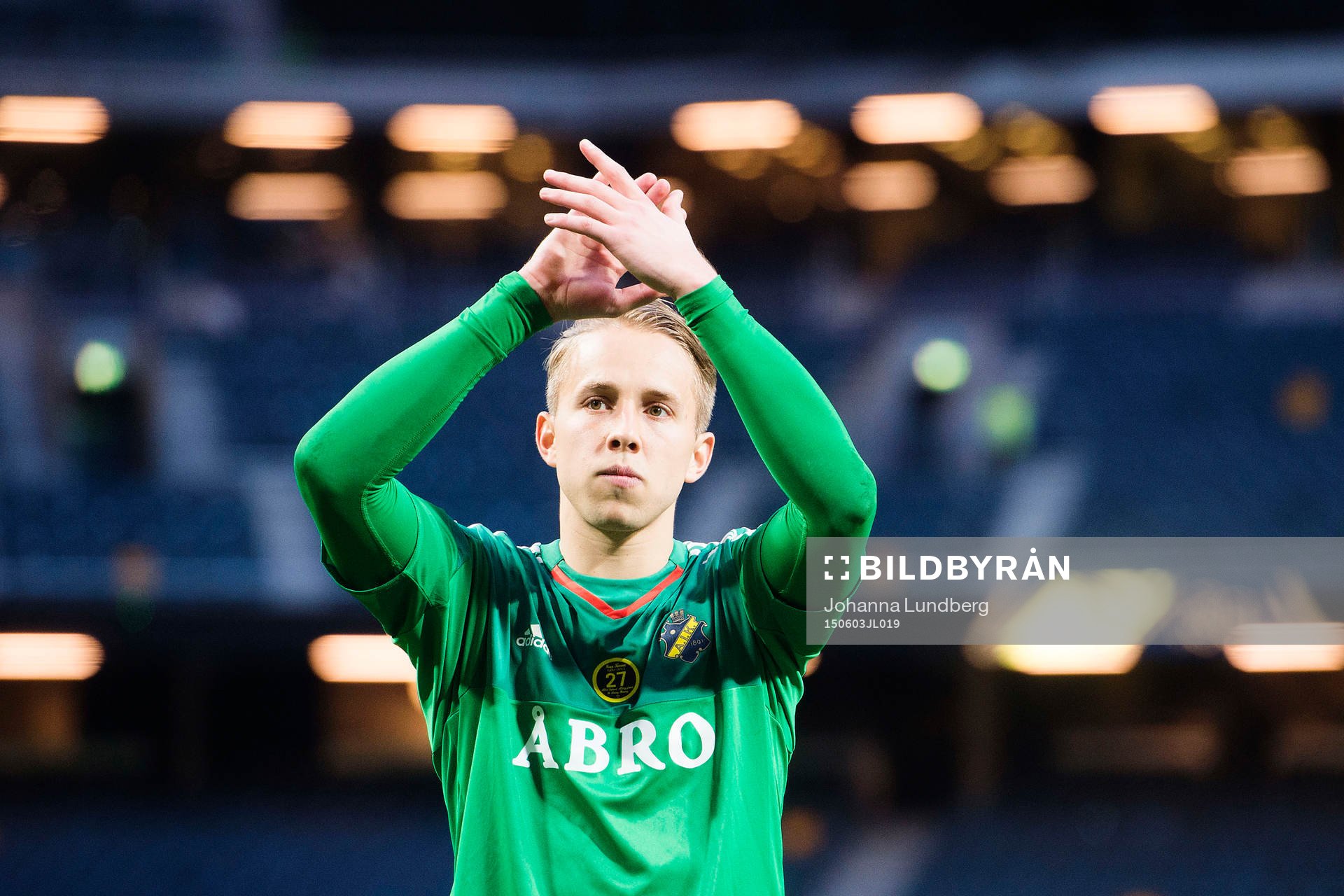 s målvakt Patrik Carlgren jublar med publiken