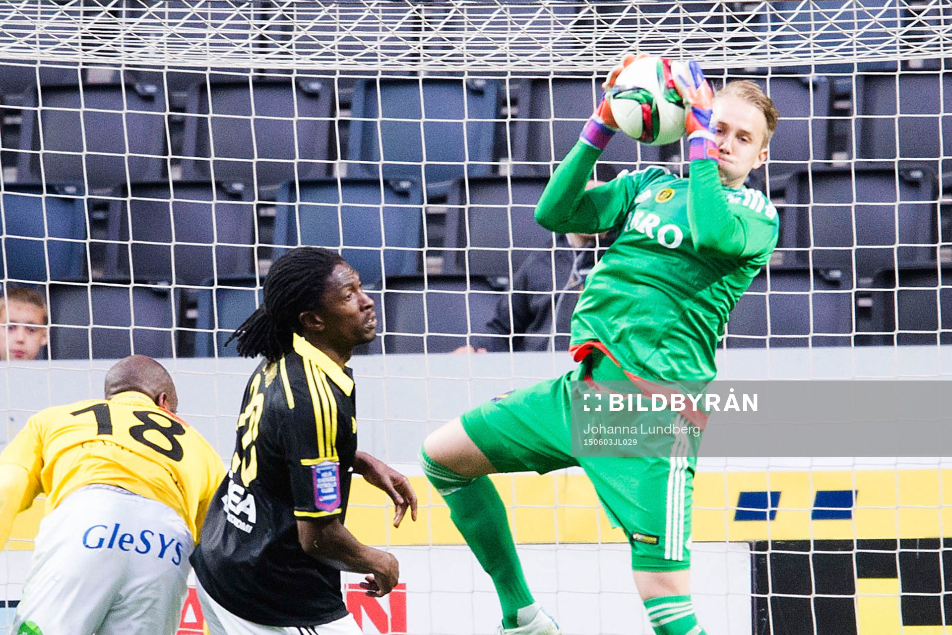 AIK:s målvakt Patrik Carlgren gör en räddning under fotbollsmatchen i Allsvenskan mellan AIK och Falkenberg den 3 juni 2015 i Stockholm. 