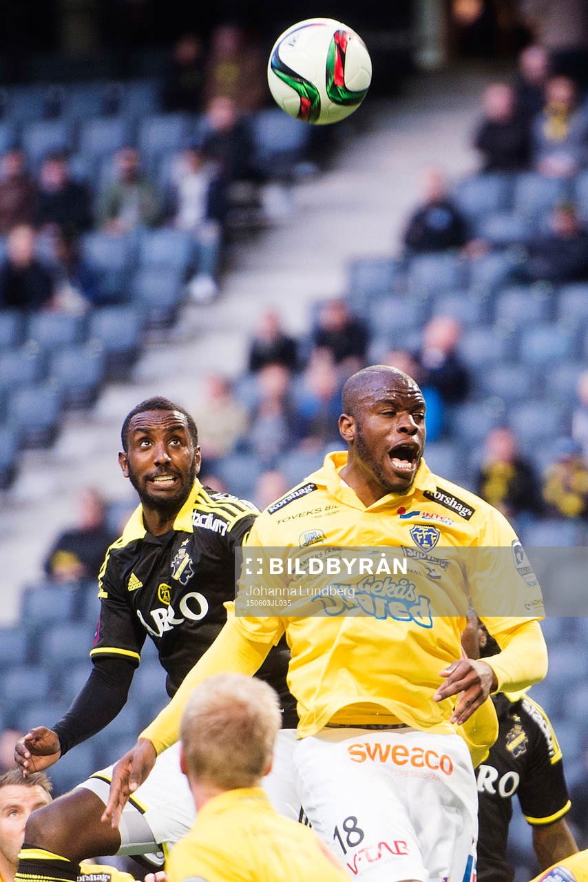 AIK:s Henok Goitom och Falkenbergs Hakeem Araba under fotbollsmatchen i Allsvenskan mellan AIK och Falkenberg den 3 juni 2015 i Stockholm.