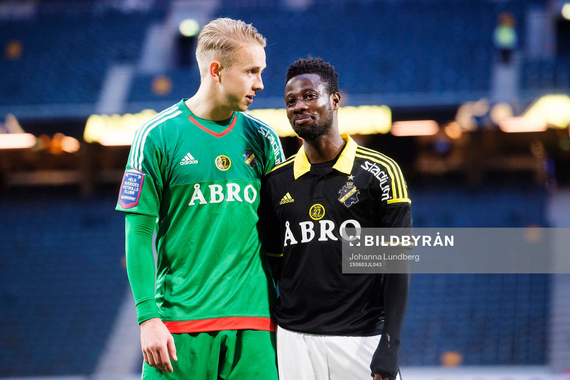 s målvakt Patrik Carlgren och Ebenezer Ofori kramar om