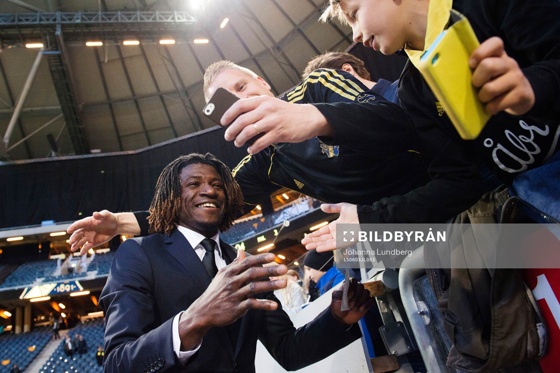 s Mohamed Bangura hälsar på supportrar