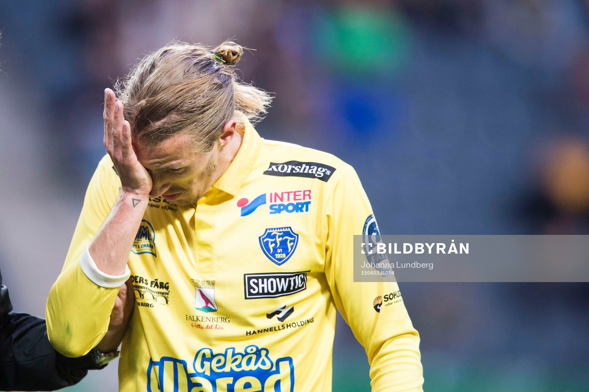 Falkenbergs Tobias Carlsson går av skadad