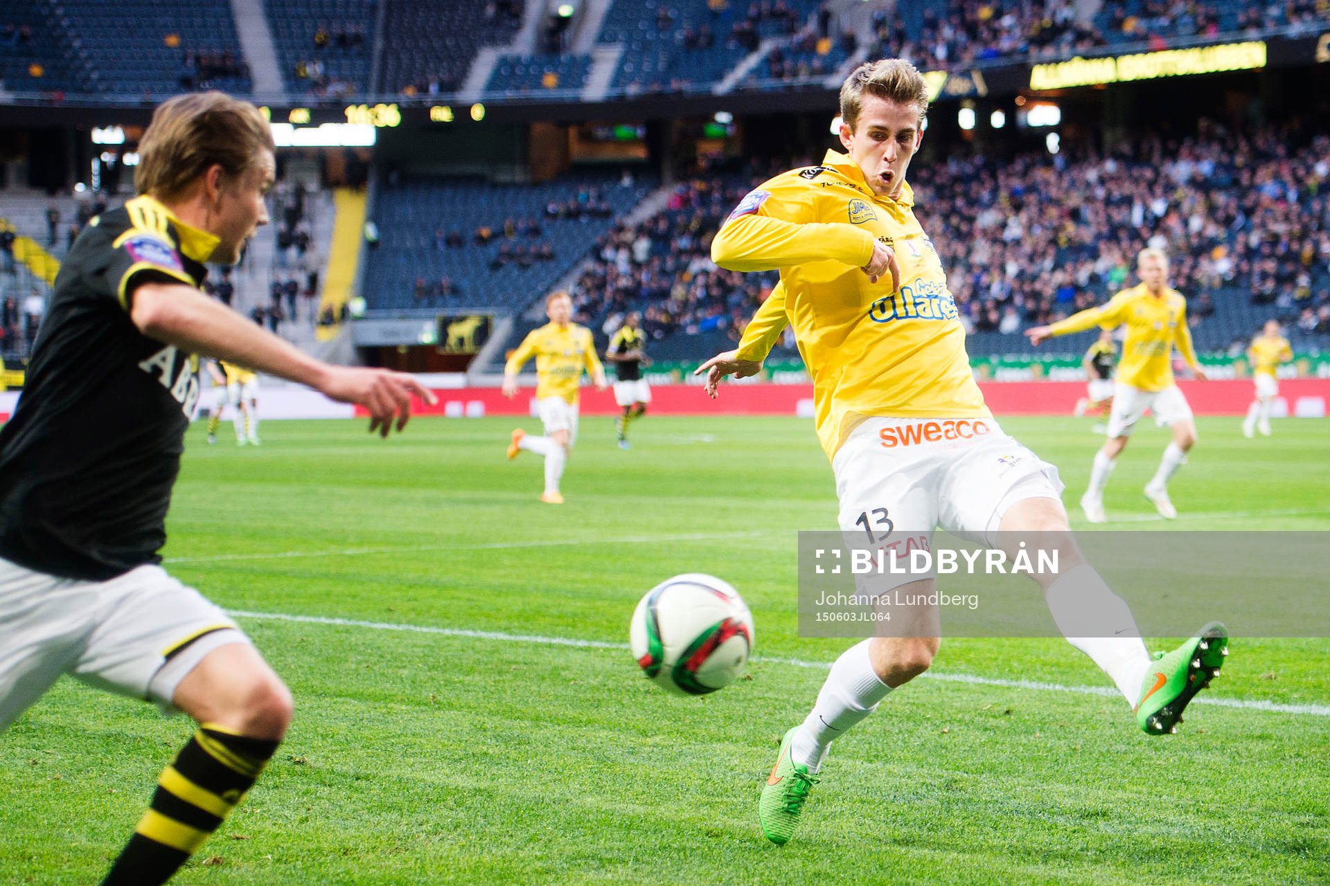 Falkenbergs Adam Eriksson försöker stoppa ett inlägg