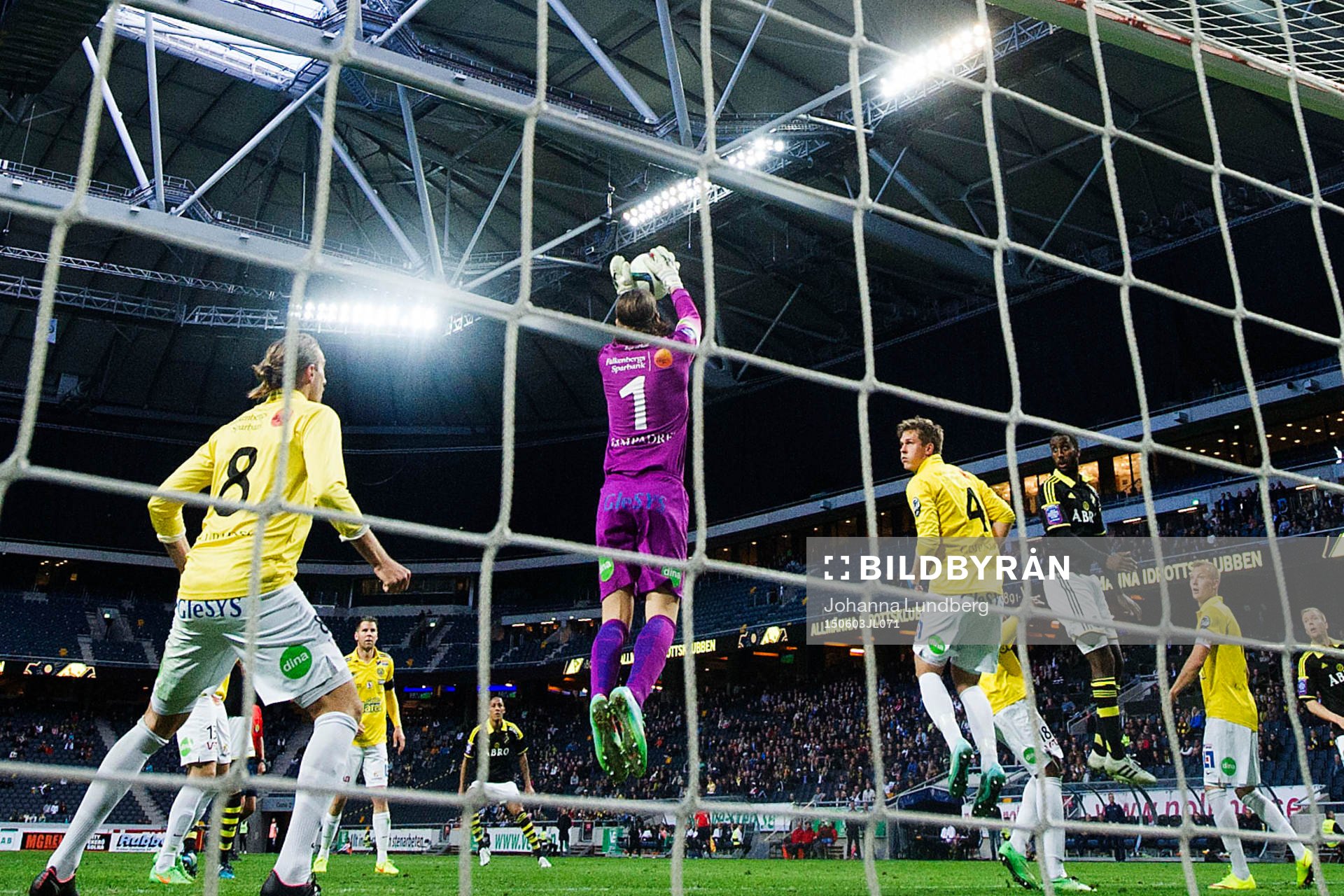 Falkenbergs målvakt Otto Martler räddar en boll under fotbollsmatchen i Allsvenskan mellan AIK och Falkenberg den 3 juni 2015 i Stockholm.