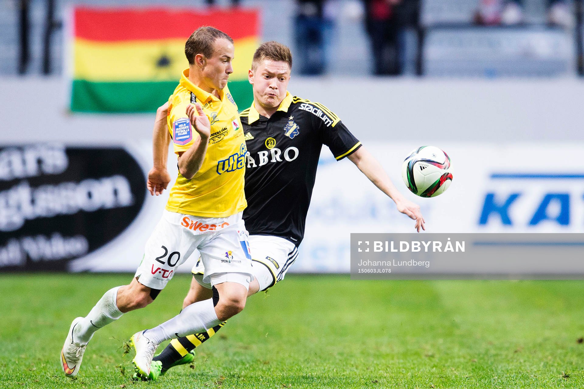 Falkenbergs Carl Wede och AIK:s Johan Blomberg under fotbollsmatchen i Allsvenskan mellan AIK och Falkenberg den 3 juni 2015 i Stockholm. 