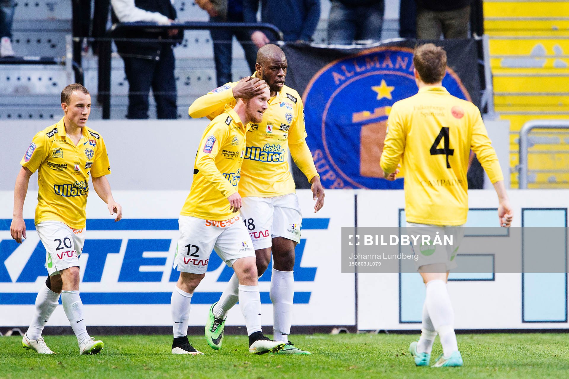 Falkenbergs Christoffer Carlsson och Hakeem Araba jublar