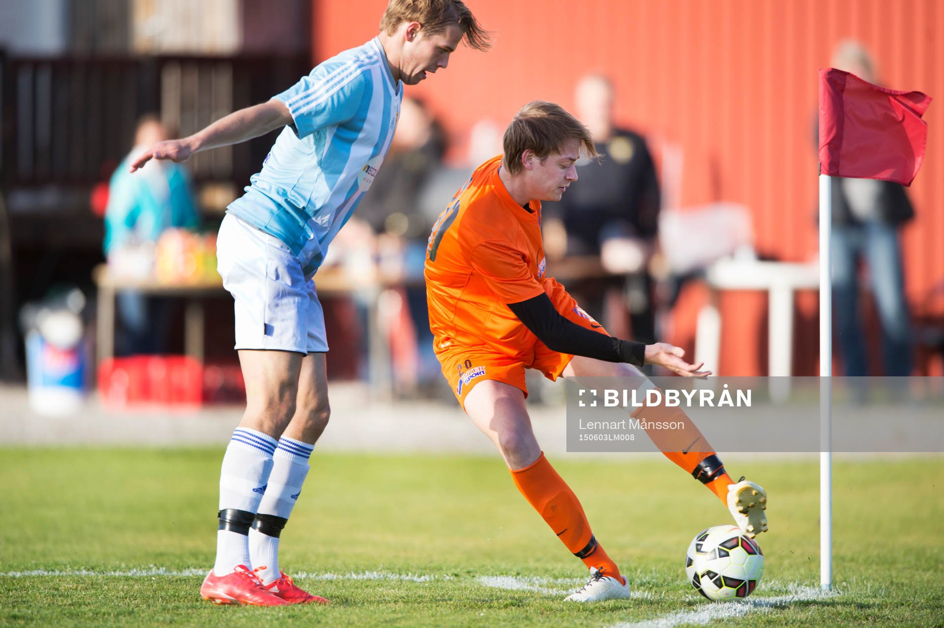 Kamp vid hörnflaggan mellan kompisarna IFK Hässleholms Filip Ranmo och Torns Axel Harletun (utlånad från IFK Hässleholm) i matchen i division 2 mellan Torn och IFK Hässleholm i Lund 3 juni 2015.