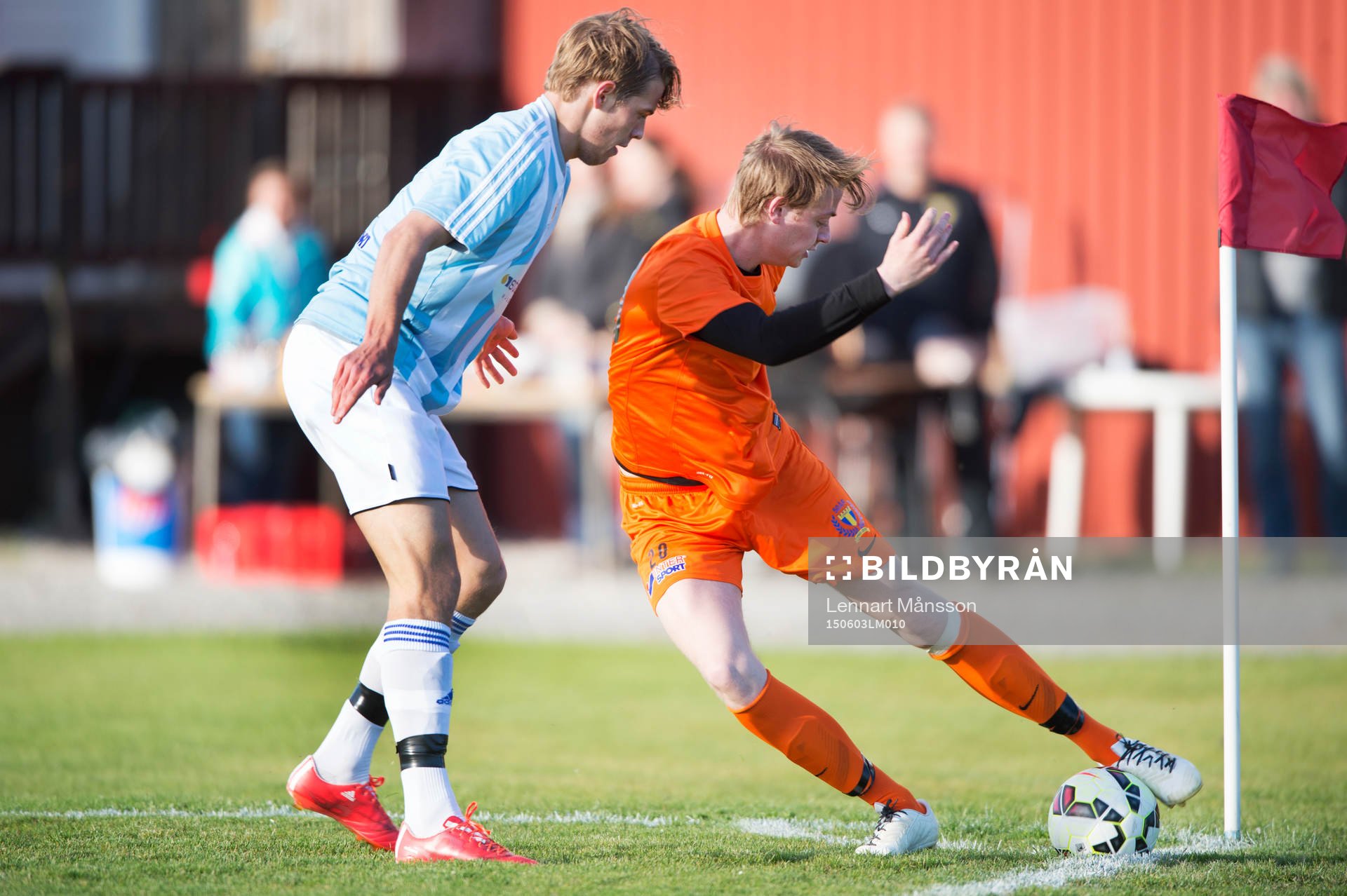 Kamp vid hörnflaggan mellan kompisarna IFK Hässleholms Filip Ranmo och Torns Axel Harletun (utlånad från IFK Hässleholm) i matchen i division 2 mellan Torn och IFK Hässleholm i Lund 3 juni 2015.