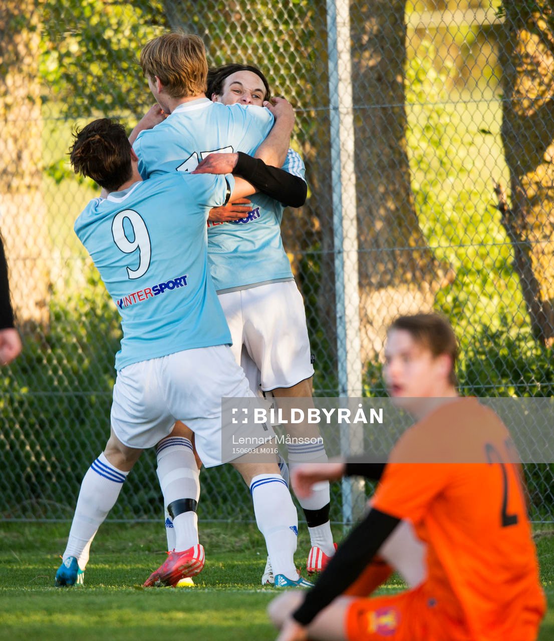 IFK Hässleholms Filip Ranmo har gjort segermålet 1-2 och tackar Karim Al-Asi för passningen i matchen i division 2 mellan Torn och IFK Hässleholm i Lund 3 juni 2015.