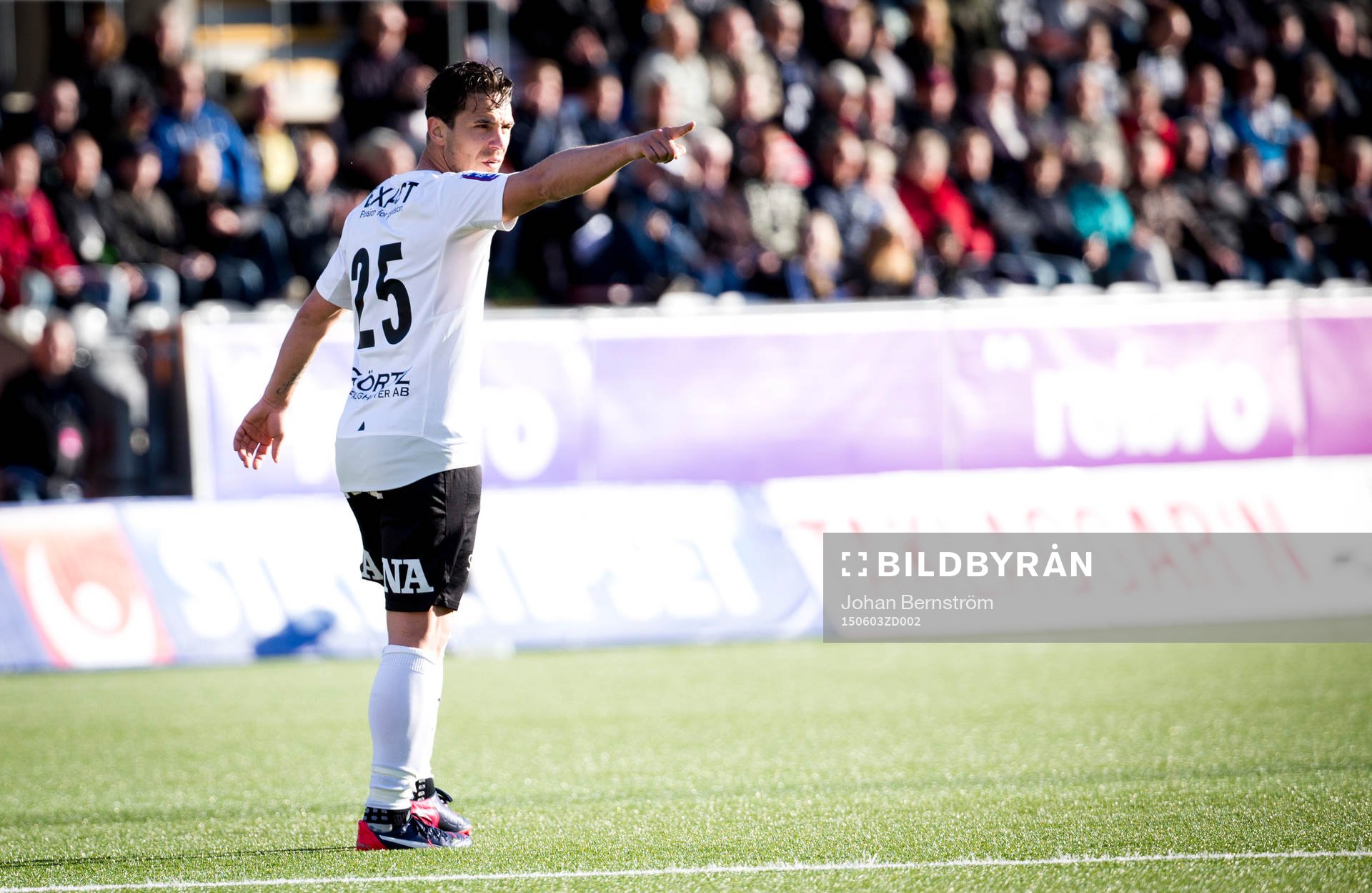 Örebros Nordin Gerzic pekar