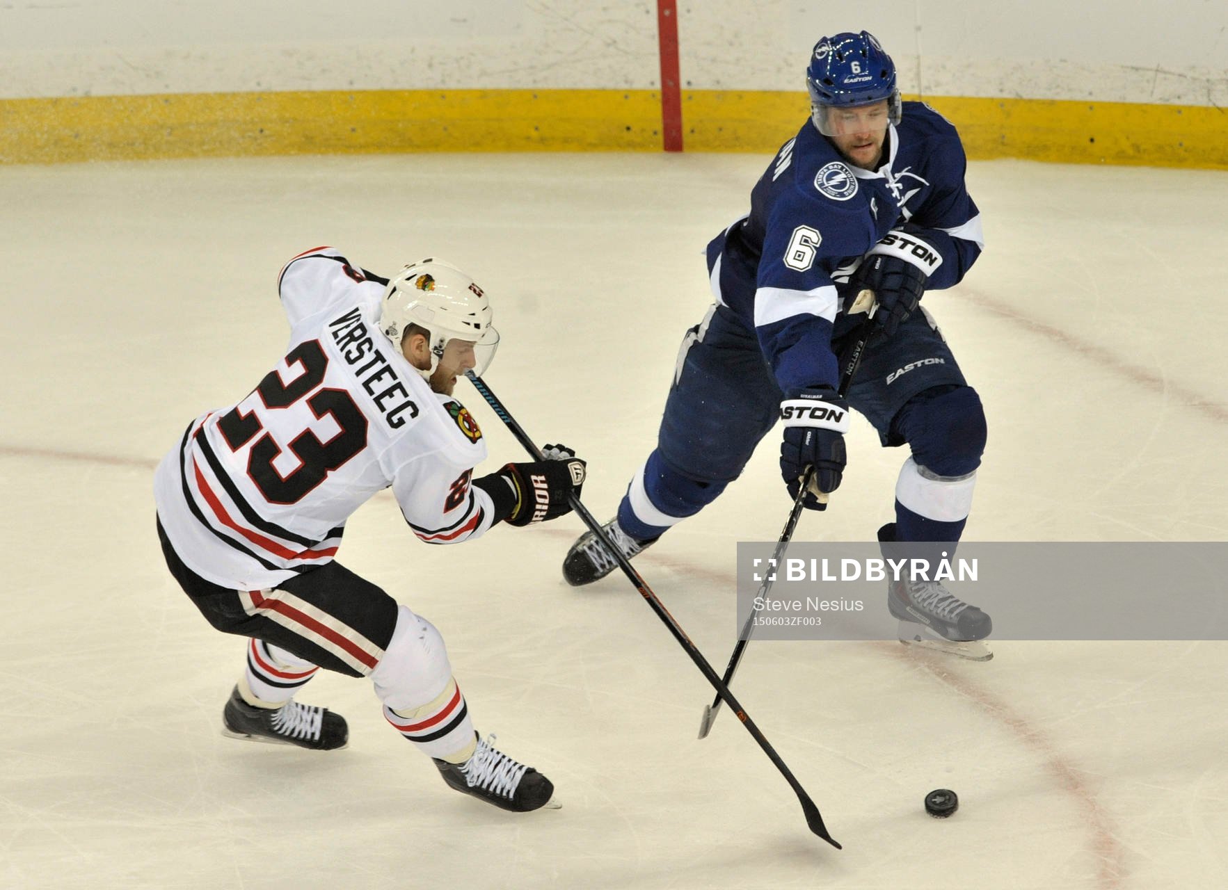 The Blackhawks Kris Versteeg (23) battles the Lightning's