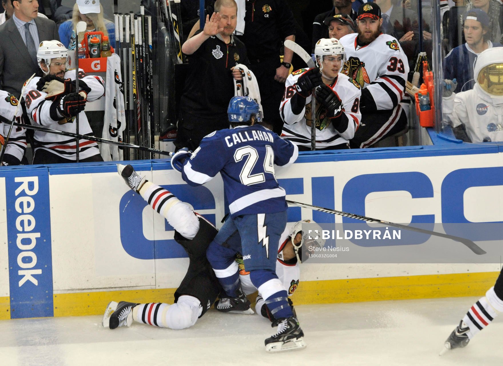 The Lightning's Ryan Callahan (24) checks the Blackhawks'