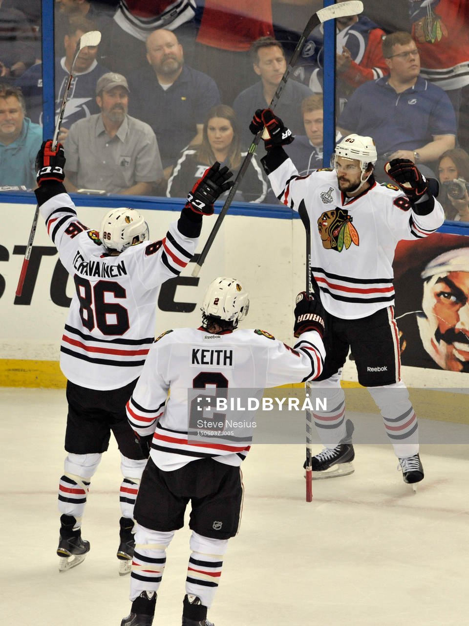 The Blackhawks' Teuvo Teravainen (86) and Duncan Kieth (2)