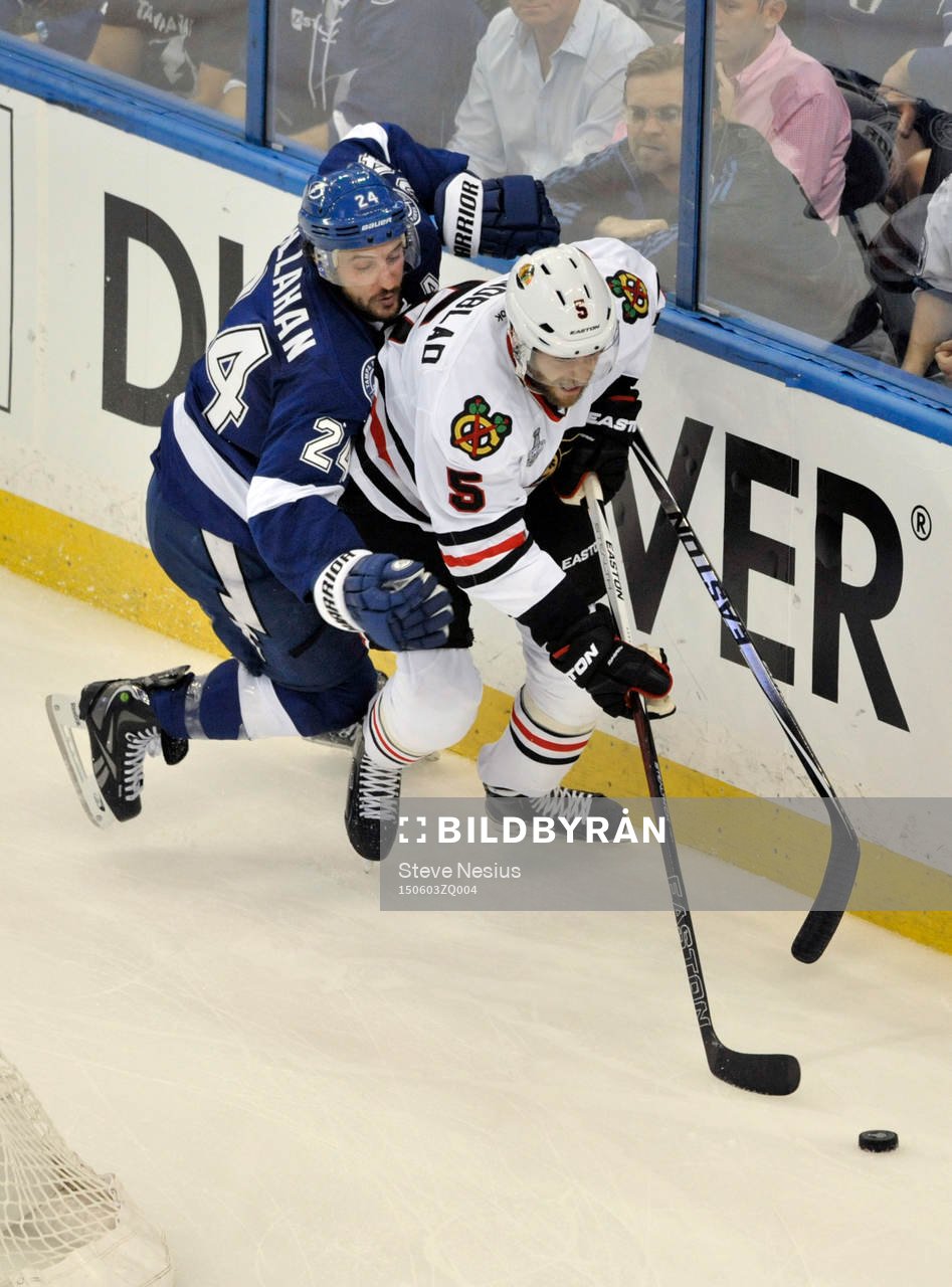The Lightning's Ryan Callahan (24) pressures the