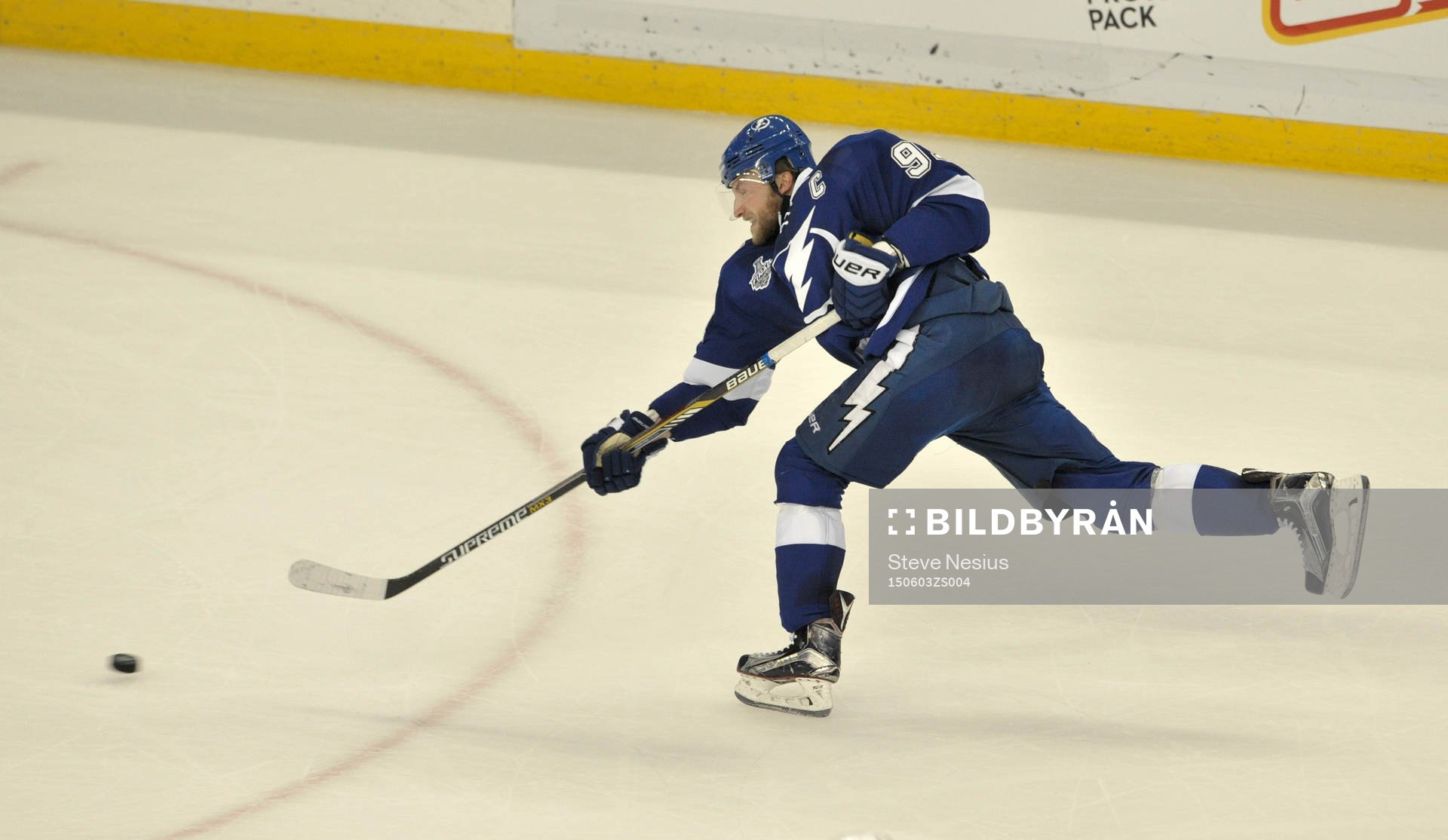 The Lightning's Steven Stamkos (91) shoots