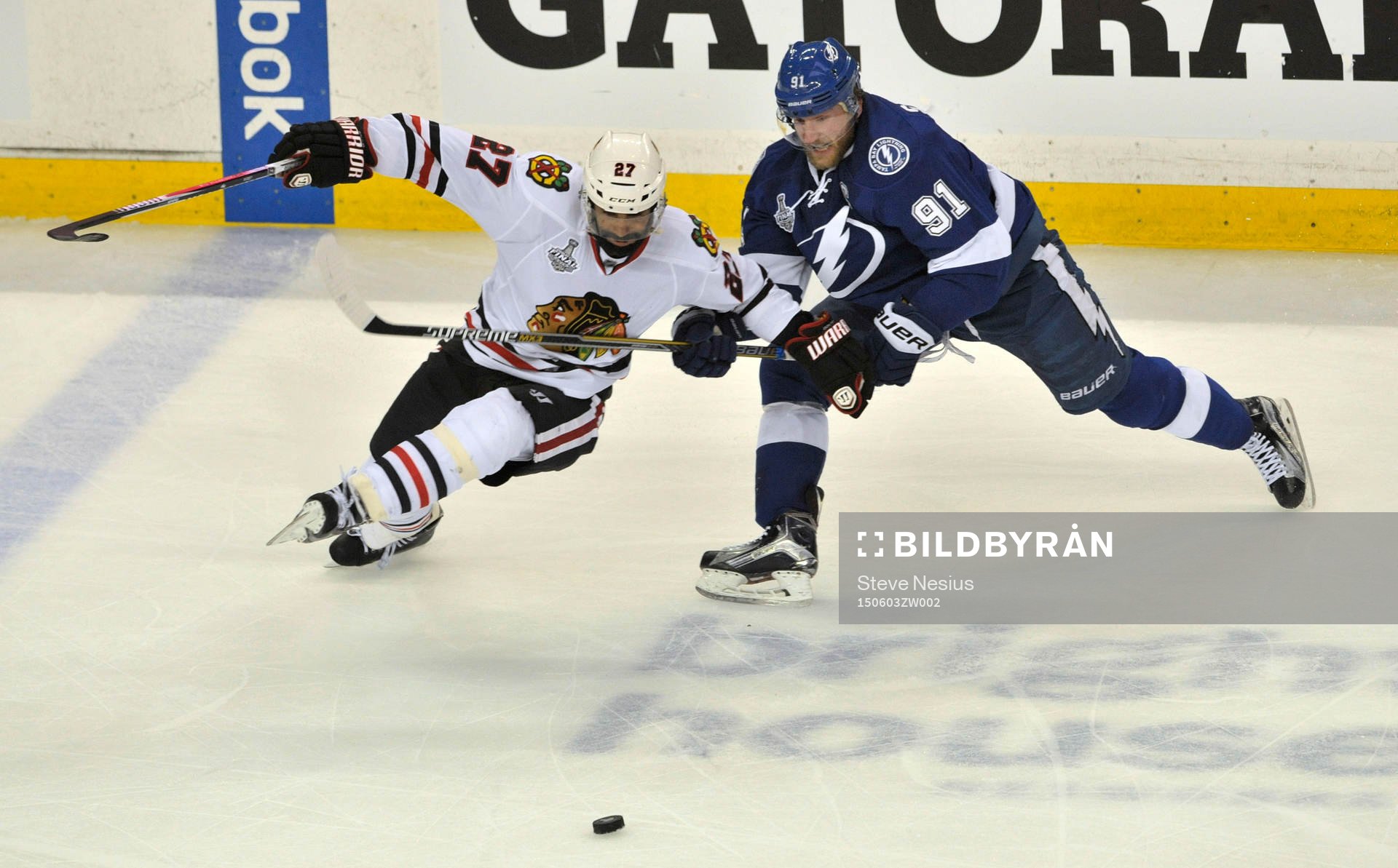 The Lightning's Steven Stamkos (91) battles the Blackhawks'