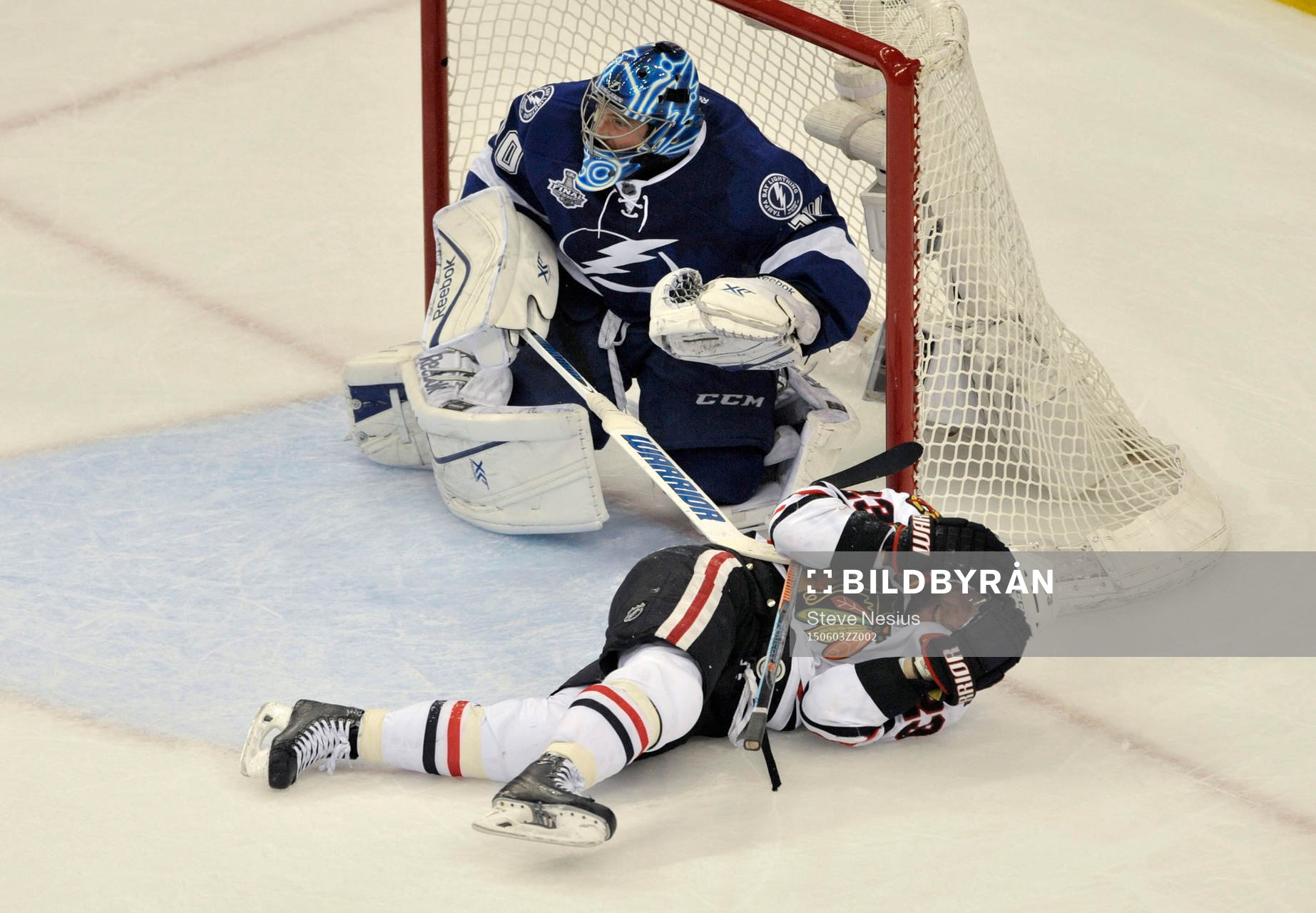 The Lightning's Ben Bishop (30) keeps his eye